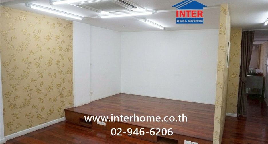For sale 3 bedrooms retail Space in Khlong San, Bangkok