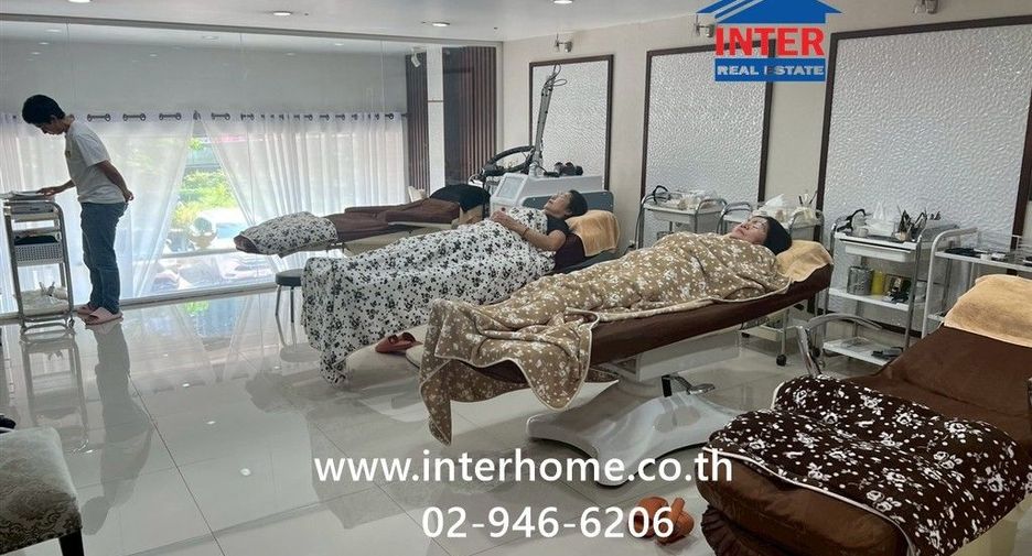 For sale 3 bedrooms retail Space in Khlong San, Bangkok