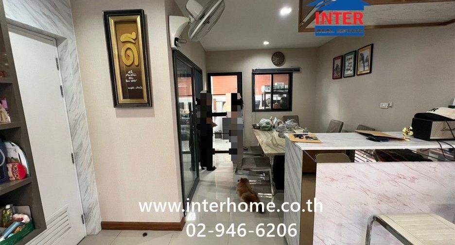 For sale 4 bedrooms townhouse in Lat Phrao, Bangkok