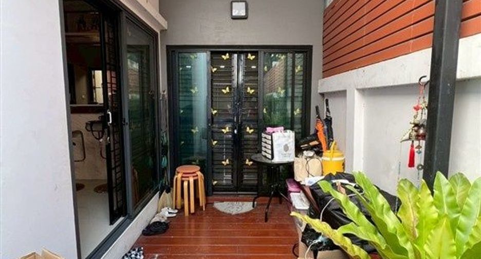 For sale 4 bedrooms townhouse in Lat Phrao, Bangkok