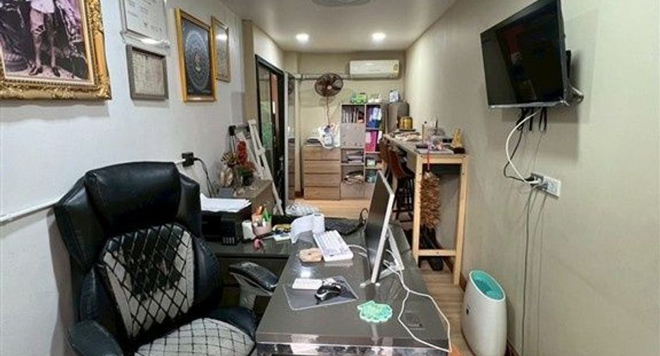 For sale 4 bedrooms townhouse in Lat Phrao, Bangkok