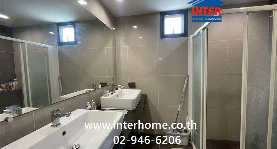 For sale 4 bedrooms townhouse in Lat Phrao, Bangkok