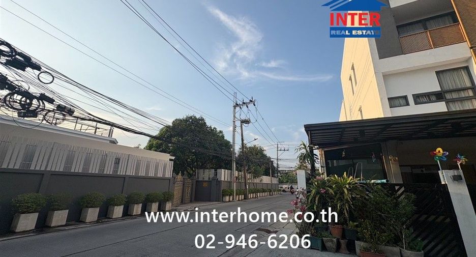 For sale 4 bedrooms townhouse in Lat Phrao, Bangkok