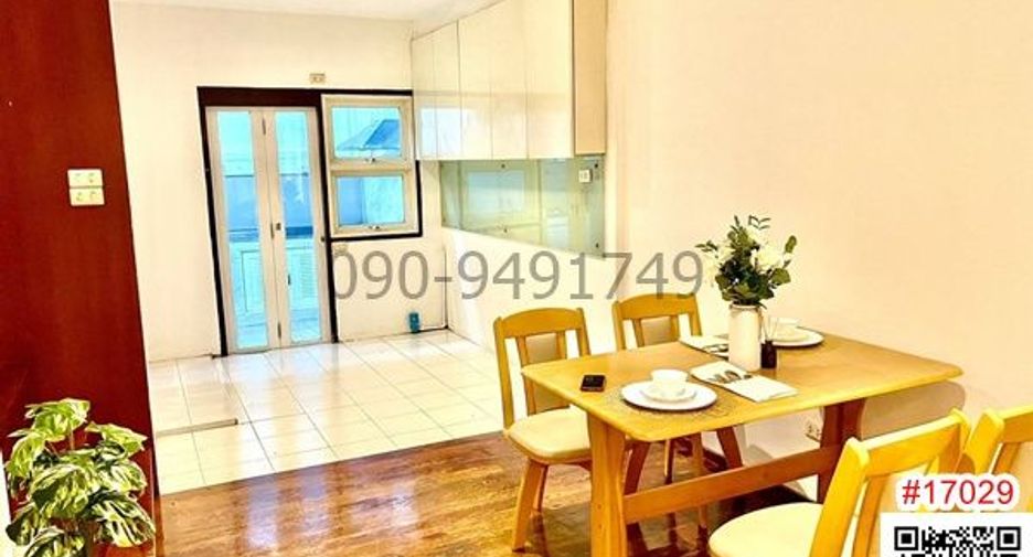 Reihenhaus zur Miete mit 2 Zimmer in Phra Khanong, Bangkok