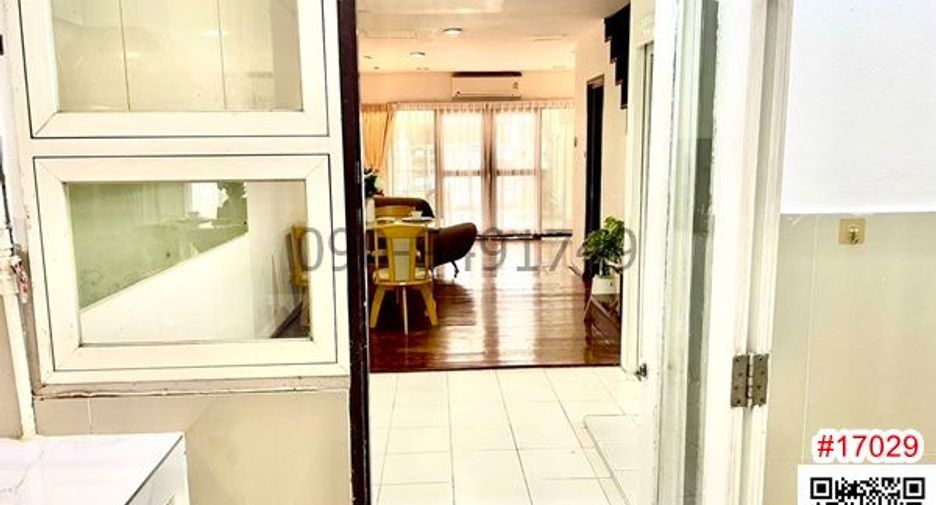Reihenhaus zur Miete mit 2 Zimmer in Phra Khanong, Bangkok