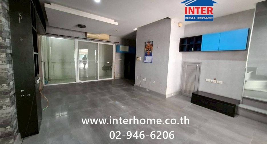 For sale 3 bedrooms townhouse in Mueang Pathum Thani, Pathum Thani