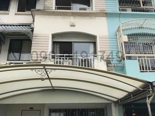 For rent 3 bedrooms townhouse in Suan Luang, Bangkok