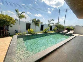 Villa en alquiler y en venta de 4 habitaciones en Bang Lamung, Chonburi