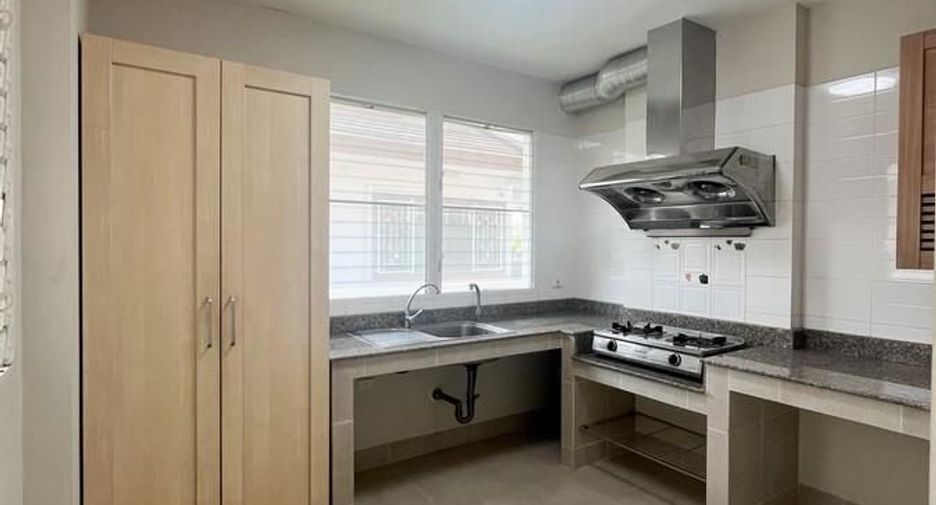 For rent 4 bedrooms house in Mueang Samut Prakan, Samut Prakan