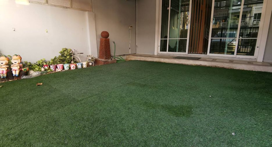 For sale 3 bedrooms townhouse in Khan Na Yao, Bangkok