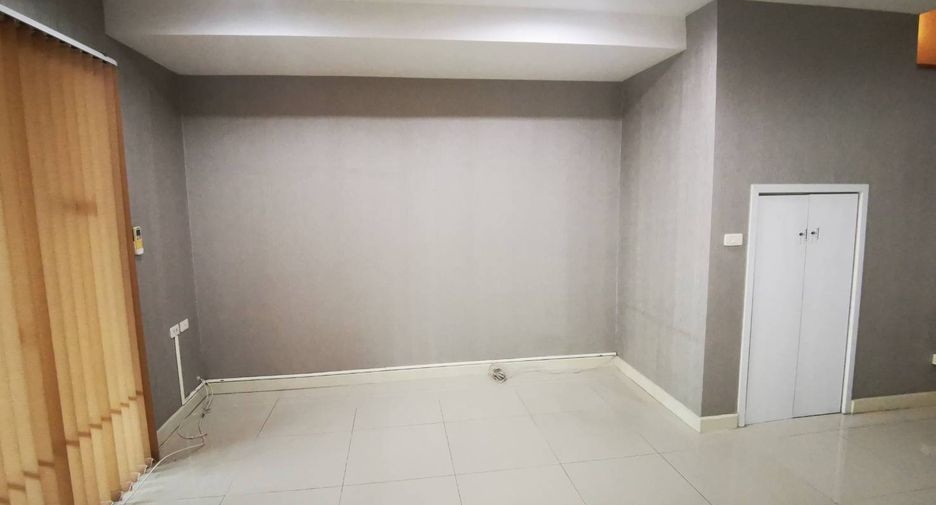 For sale 3 bedrooms townhouse in Khan Na Yao, Bangkok