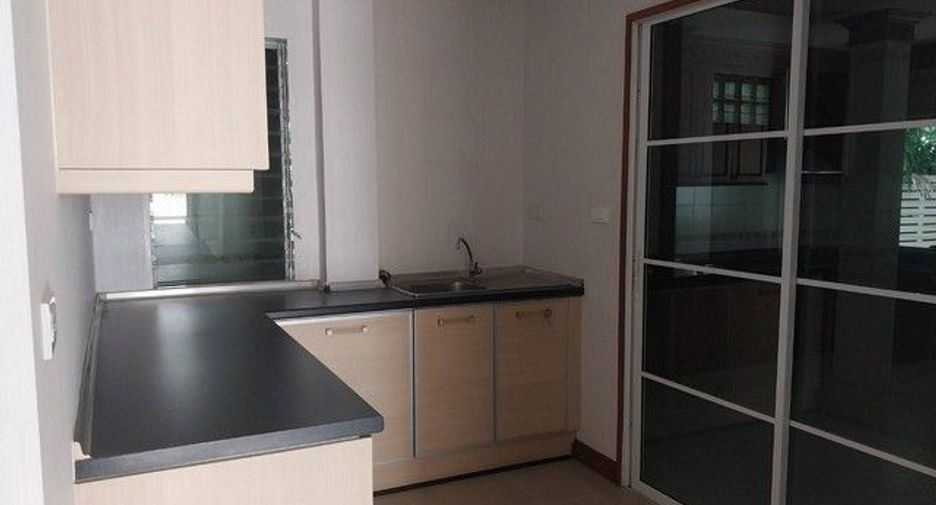 For sale 4 bedrooms house in Phutthamonthon, Nakhon Pathom