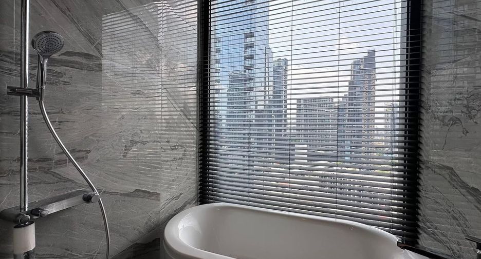 À louer et à vendre 3 chambres condo à Khlong Toei, Bangkok
