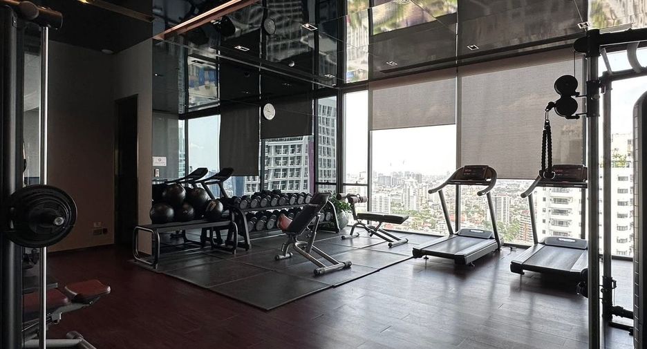 À louer et à vendre 3 chambres condo à Khlong Toei, Bangkok