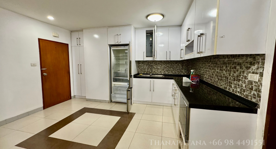 For rent 3 bedrooms condo in Yan Nawa, Bangkok