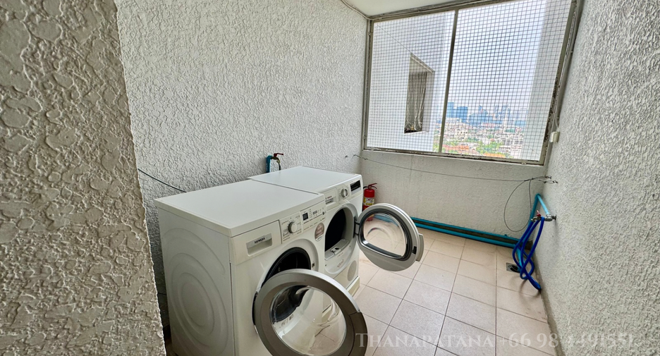 For rent 3 bedrooms condo in Yan Nawa, Bangkok