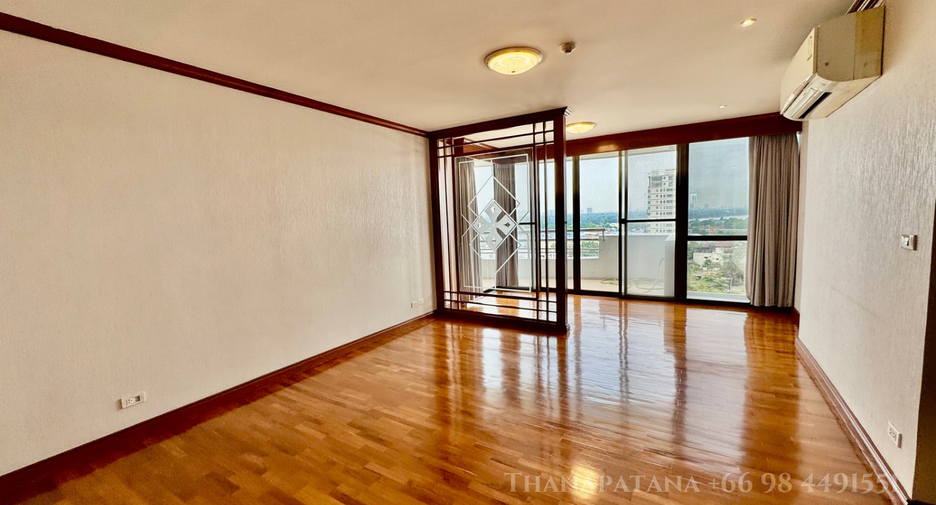 For rent 3 bedrooms condo in Yan Nawa, Bangkok