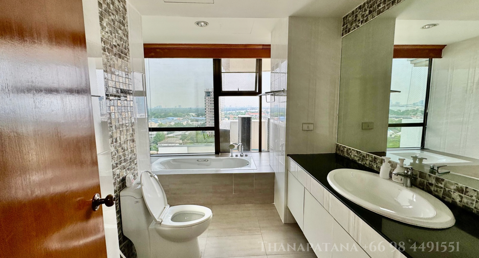 For rent 3 bedrooms condo in Yan Nawa, Bangkok