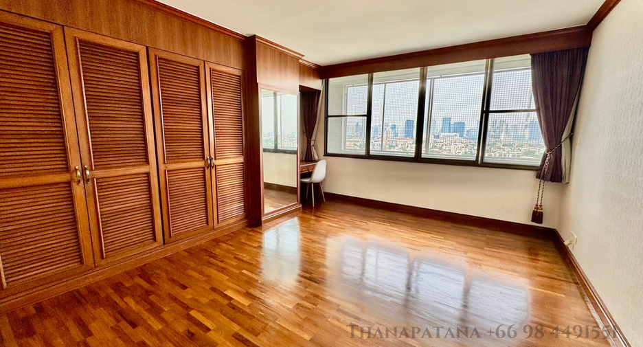 For rent 3 bedrooms condo in Yan Nawa, Bangkok