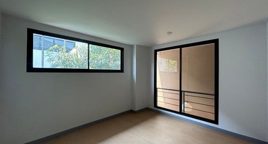 For sale 3 bedrooms townhouse in Khiri Rat Nikhom, Surat Thani