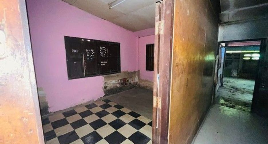 For sale 4 bedrooms house in Khiri Rat Nikhom, Surat Thani
