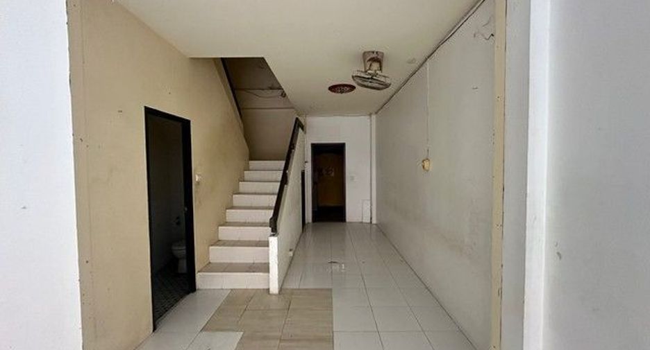 For sale 3 bedrooms retail Space in Khiri Rat Nikhom, Surat Thani
