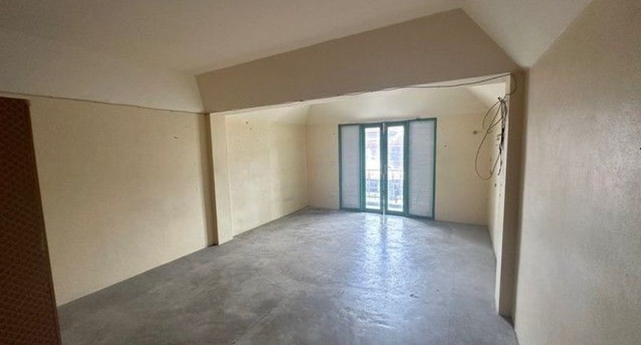 For sale 3 bedrooms retail Space in Khiri Rat Nikhom, Surat Thani