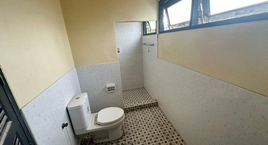 For sale 3 bedrooms retail Space in Khiri Rat Nikhom, Surat Thani