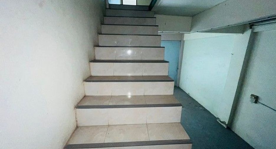 For sale 2 bedrooms retail Space in Khiri Rat Nikhom, Surat Thani