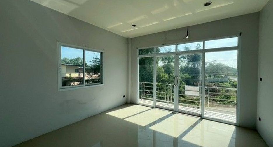 For sale 4 bedrooms retail Space in Khiri Rat Nikhom, Surat Thani