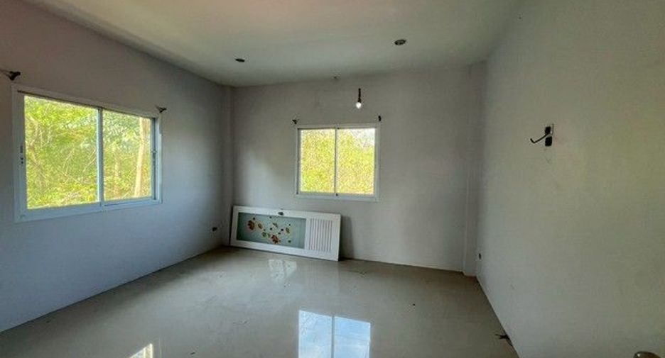 For sale 4 bedrooms retail Space in Khiri Rat Nikhom, Surat Thani