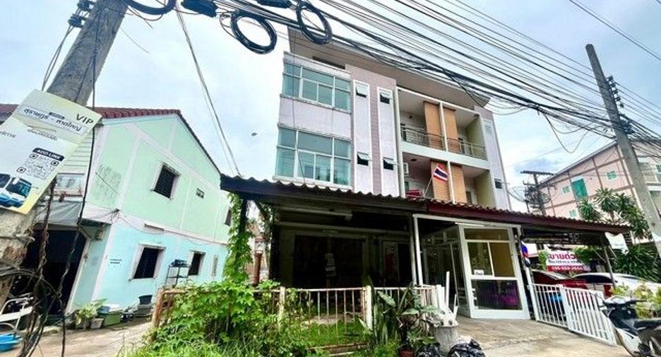 For sale 3 bedrooms townhouse in Khiri Rat Nikhom, Surat Thani