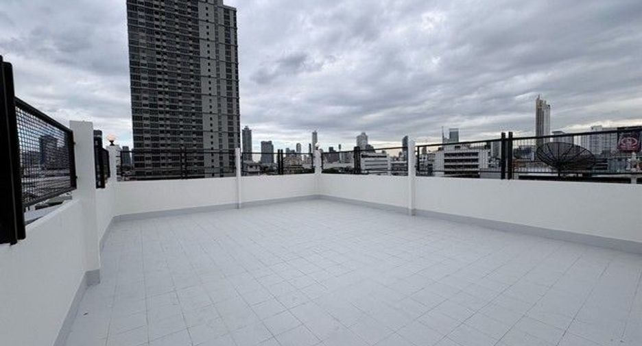 For rent 4 bedrooms townhouse in Bang Rak, Bangkok