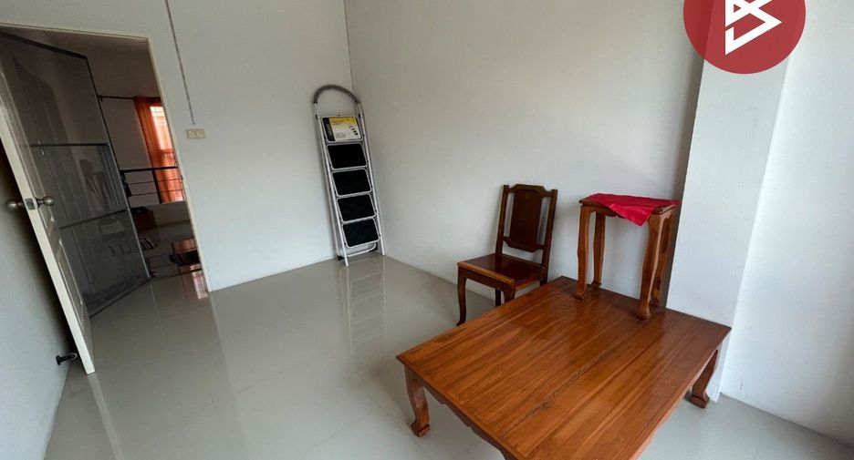 À vendre 3 chambres maison de ville à Mueang Chon Buri, Chonburi