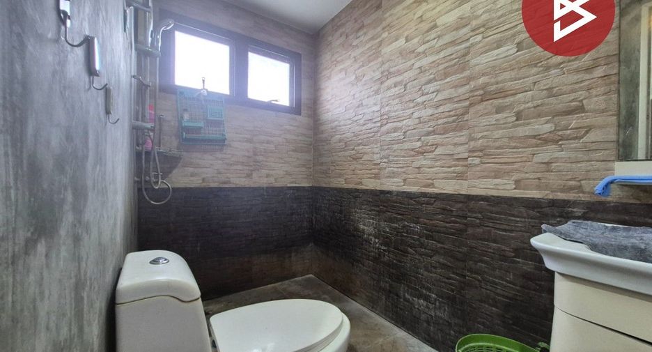 Casa en venta de 5 habitaciones en Sam Phran, Nakhon Pathom