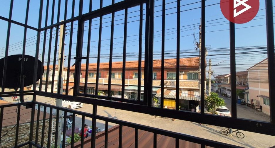 Casa adosada en venta de 3 habitaciones en Krathum Baen, Samut Sakhon