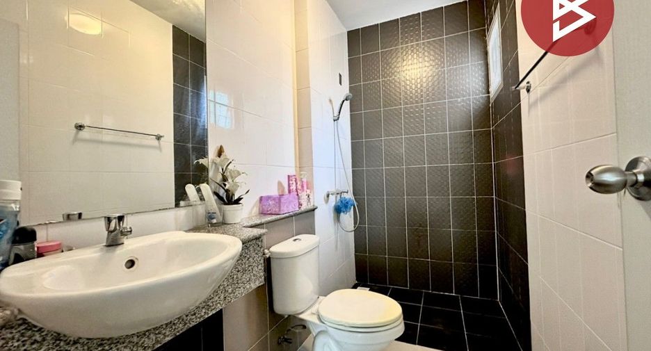 À vendre 3 chambres maison de ville à Mueang Chon Buri, Chonburi
