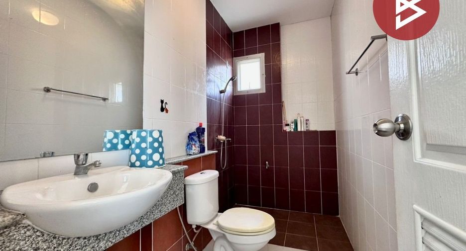 À vendre 3 chambres maison de ville à Mueang Chon Buri, Chonburi