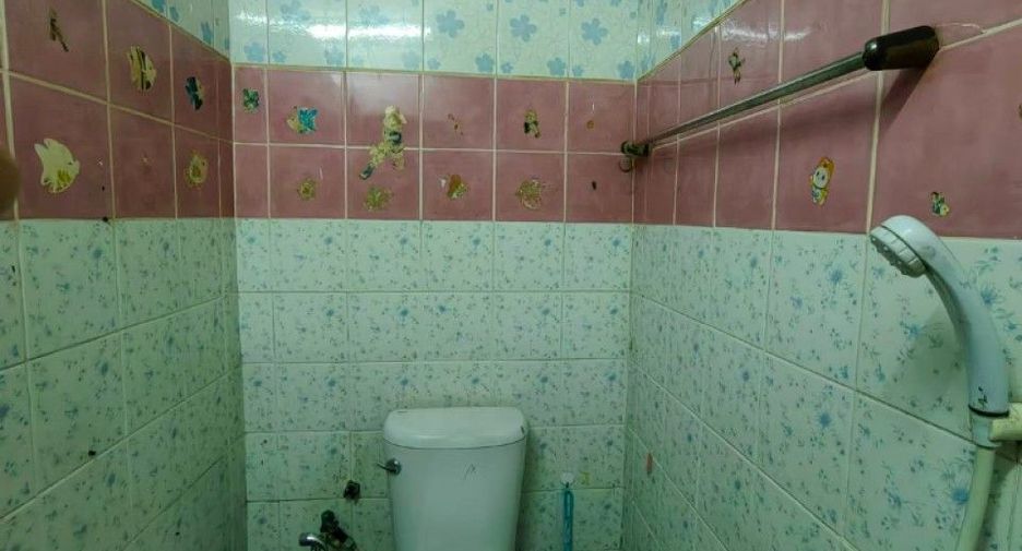 For sale 4 bedrooms townhouse in Bang Kapi, Bangkok