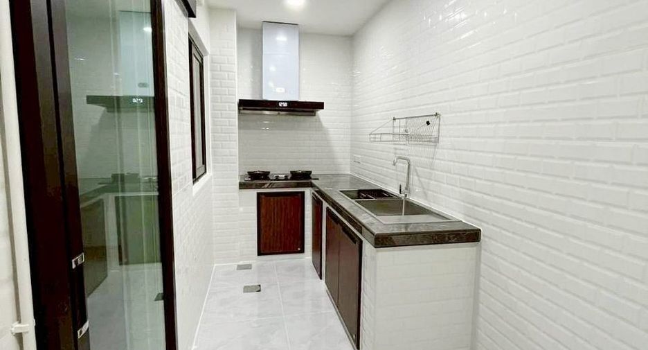 For sale 3 bedrooms townhouse in Prawet, Bangkok