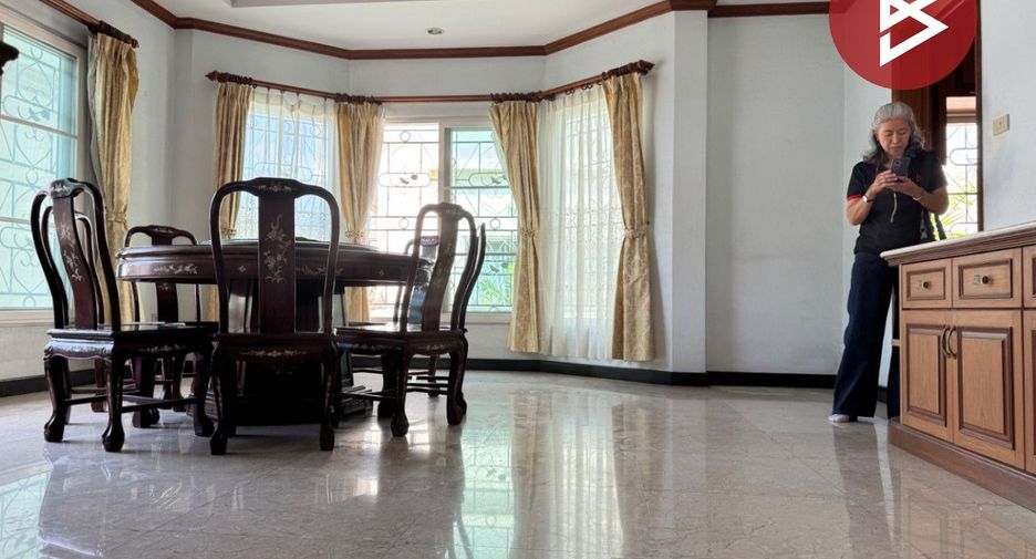 Продажа 4 спальни дом в Mueang Chon Buri, Чонбури