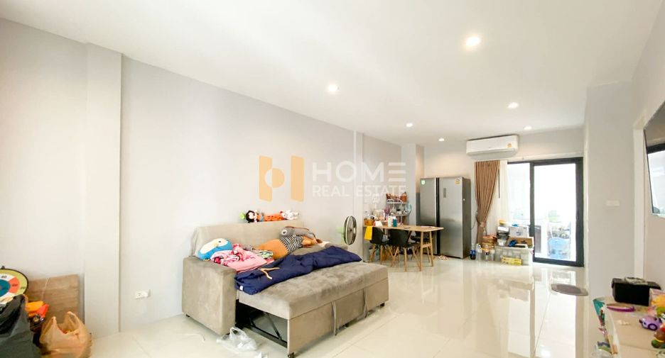 For sale 3 bedrooms townhouse in Bangkok Noi, Bangkok