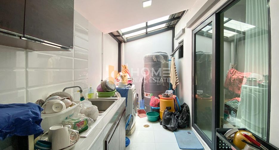 For sale 3 bedrooms townhouse in Bangkok Noi, Bangkok