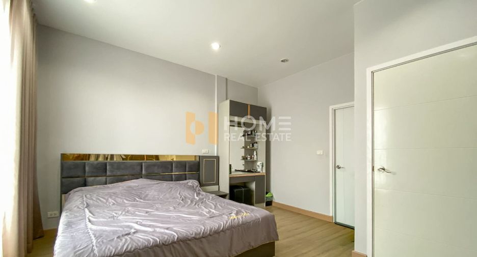 For sale 3 bedrooms townhouse in Bangkok Noi, Bangkok