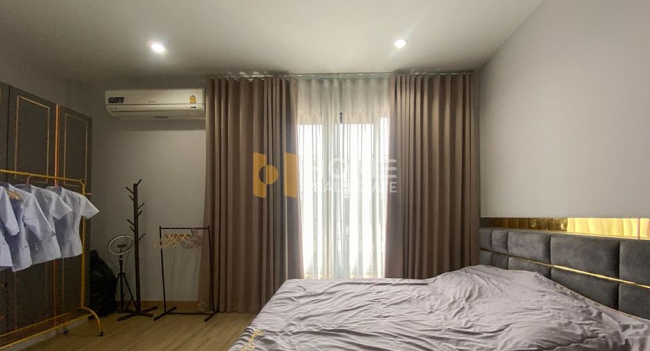 For sale 3 bedrooms townhouse in Bangkok Noi, Bangkok
