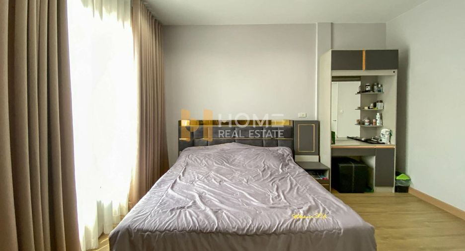 For sale 3 bedrooms townhouse in Bangkok Noi, Bangkok
