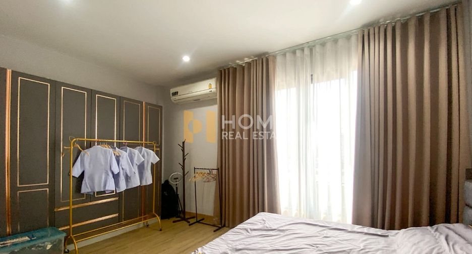 For sale 3 bedrooms townhouse in Bangkok Noi, Bangkok