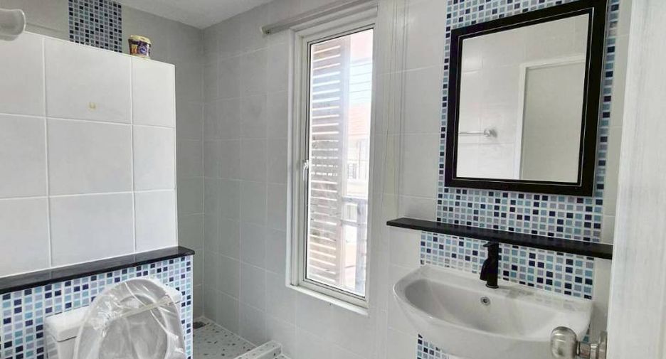 For sale 4 bedrooms townhouse in Thalang, Phuket