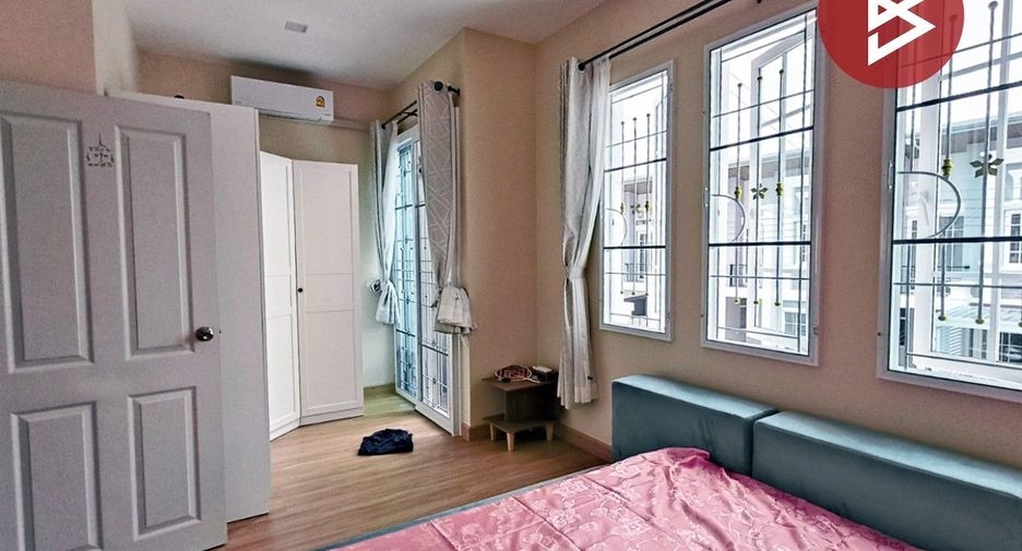 Casa adosada en venta de 4 habitaciones en Bangkok Noi, Bangkok