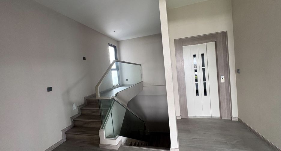 Haus zum Kauf mit 6 Zimmer in Huai Khwang, Bangkok